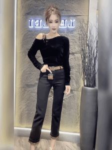 เสื้อยืดผ้ากำมะหยี่สีดำคอตั้งแขนยาวสำหรับผู้หญิง ทรงเข้ารูป สไตล์ฝรั่งเศส แฟชั่นฤดูร้อน ฤดูใบไม้ร่วง 2025