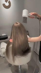 สีติดทนนาน ผิวจะขาวขึ้นหลังย้อม สีย้อมผม สารสกัดจากพืช ป้องกันผมแตกปลายและกักเก็บสารอาหาร(ยาย้อมผม สีผม ยาย้อมผมออแกนิ สีย้อมผมสีชานม ย้อมผม สีผมแฟชั่น2024 สีย้อมผม ไม่ต้องฟอกสีผม สีย้อมผม สี เทาน้ำตาล สีผมชานม สีชานม สีย้อมผมแบบสระ สีน้ำตาล หม่นเทา)