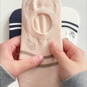 CEEKEY ถุงเท้าสุภาพสตรีฤดูใบไม้ผลิฤดูร้อนถุงเท้าผ้าฝ้ายสดหมีน้อยปากตื้นซิลิโคนที่มองไม่เห็นไม่ตกถุงเท้าส้นตาข่ายร้อยถุงเท้าสำหรับผู้หญิง