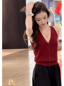 เสื้อกั๊กถักคอวีสีแดง แขนกุด ทรงเข้ารูป สำหรับผู้หญิง ฤดูร้อน 2024 เสื้อคลุมกันหนาวแบบลำลอง สไตล์เกาหลี แขนกุด เสื้อคลุมกันหนาว