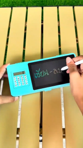 มาพร้อมหน้าจอ LCD กล่องดินสอ และกระดานวาดภาพแบบลบได้ กล่องเครื่องเขียนสามในหนึ่งมัลติฟังก์ชั่นพร้อมเครื่องคิดเลขและกล่องดินสอ