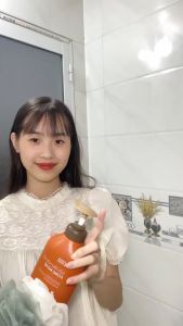 Sữa tắm thảo dược gừng nghệ cỏ cây hoa lá làm sạch sâu ngăn ngừa mụn trên da chai 500g và túi 1000g