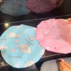 🛀บอกลาผมที่พันกันหลังอาบน้ำ หมวกคลุมผมอาบน้ำ ตัวช่วยผมสวย หมวกคลุมผม SANRIO งานวัสดุ PE ตัวยางคลุมไม่เจ็บหัว ออกแบบมาให้สวมใส่สบาย ไม่รัดศีรษะจนเกินไป