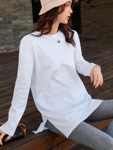 เสื้อยืดสีขาวล้วนทรงหลวมสไตล์เกาหลีใส่ช่วงฤดูใบไม้ร่วงและฤดูหนาวสำหรับผู้หญิงเสื้อตัวในแขนยาวพับได้ความยาวปานกลางเสื้อตัวในแหวกข้างบุขน