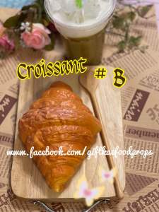 โมเดลครัวซองต์ croissant วัสดุผลิตจากยาง จับแล้วนิ่มมีกลิ่นหอมมากๆ สวยงามเหมือนจริง