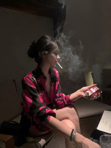 เสื้อเชิ้ตแขนยาวหลวมๆ สไตล์ฝรั่งเศส สำหรับผู้หญิง ฤดูใบไม้ร่วง ปี 2024 เสื้อเชิ้ตคอวีพิมพ์ลายสไตล์ย้อนยุคแบบลำลองสำหรับผู้หญิง