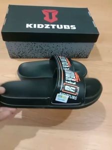 KIDZTUBS Sandal Anak Laki-Laki Karet Slipper Slide Selop Slipon Jepit Karakter Warna Hitam Usia 6-10 Tahun 1319101224