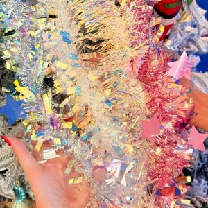 ริบบิ้นโลหะแวววาวต้นคริสต์มาสที่มีสีสันพวงมาลัยประดับเลื่อมยาว2เมตรสำหรับของตกแต่งงานแต่งคริสต์มาสวันเกิดอุปกรณ์งานเลี้ยง