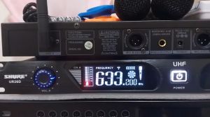 kèm pin sạc Micro Karaoke Không Dây shure ur 26d Cao Cấp Tự Dò Sóng Sạch Cảm Ứng Nhiệt Tự Ngắt Chống Hú Chống Rè Chất Liệu Kim Loại Bền Bỉ micro karaoke không dây