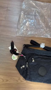 Tas Selempang Hitam 6 Ruang Resleting Kp 2632