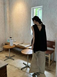 Laid-back Artistic Backless Korean Style Sleeveless round Neck Commute Shirt Womens Summer New Loose Fit Top