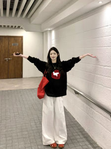 เสื้อยืดคอกลมแขนยาวผ้าฝ้ายแท้สำหรับผู้หญิง ฤดูใบไม้ร่วง ฤดูใบไม้ผลิ ฤดูหนาว แฟชั่นใหม่ ขายดี สีดำ ด้านใน ชุดชั้นใน ชุดเสื้อผ้า