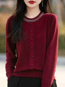 เสื้อสเวตเตอร์ถักแบบสวมหัวสำหรับผู้หญิงในฤดูหนาวปี 2025 ทรงหลวม เสื้อเชิ้ตปลอม กระดุมประดับเพชร อบอุ่น ใส่สบาย เสื้อชั้นในลำลอง