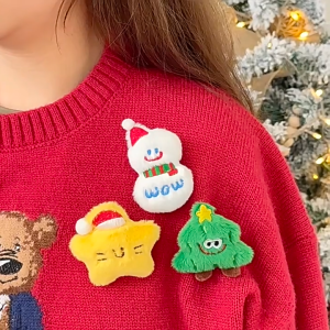 0 บาท⚡️⚡️⚡️ QKJ เข็มกลัดตุ๊กตาผ้ากำมะหยี่สำหรับเทศกาลคริสต์มาสต้นคริสต์มาสซานตาคลอสถุงเท้าตุ๊กตาหิมะพินกระเป๋าขาเสื้อโค้ทเสื้อกันหนาวผ้าพันคอตราสัญลักษณ์