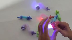 REDFIRE TOYS MAINAN FINGER POP LED KARAKTER LIGHT POP ICON SURABAYA IKAN SURA & BUAYA