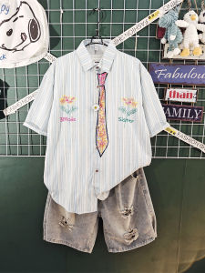 เสื้อเชิ้ตแขนสั้นลายทางสไตล์อเมริกันย้อนยุคสำหรับฤดูร้อน ชุดกางเกงขาสั้น ลายดอกไม้ ลายกราฟิตี้ สำหรับผู้ชายและผู้หญิง