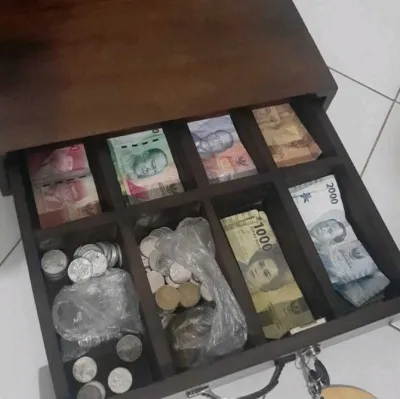 laci uang jati dengan sekat 8 uk 41x36x10cm