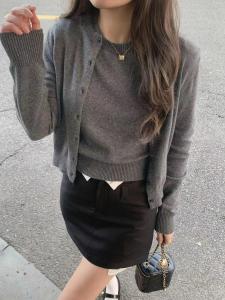 สีเทาเข้ม คอกลม เสื้อสเวตเตอร์ถัก ชุดแขนสั้น ผู้หญิง ฤดูใบไม้ร่วง 2024 รูปแบบใหม่ พรางหุ่น เปิด คาร์ดิเกน ชุดสองชิ้น อินเทรนด์