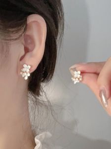ต่างหูรูปดอกไม้ไข่มุกสีขาวขนาดเล็ก ดีไซน์เก๋ไก๋ ต่างหูแบบมีที่จับโลหะผสมสำหรับผู้หญิง
