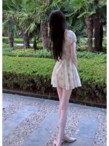 CHANGTONG | Váy ngắn họa tiết hoa kiểu Pháp tay bồng mùa hè 2025 Váy midi cổ chữ V không tay váy nữ dáng ôm vừa vặn