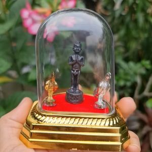 ฐาน ครอบอะคริลิค ไอ้ไข่ เด็กวัดเจดีย์ พร้อมไก่เงินไก่ทอง ชุดตั้งหิ้งบูชา หน้ารถ โต๊ะทํางาน ขนาด สูง10cm. กว้าง9cm. หนา7cm.