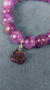 Vòng tay đá Thạch Anh Tím Amethyst tự nhiên size hạt 11 li phối charm treo hoa hồng đá tím phong cách hoàng gia thời trang | Hoa Minh Gem