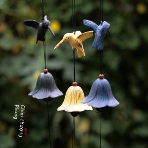 # กระดิ่งผู้ที่ทำด้วยมือเหล็กหล่อใต้สไตล์ยี่ปุ่น (กระดิ่งลมโบราณรูปนกฮัมมิงเบิร์ดคู่เครื่องประดับโลหะแบบแขวนของขวัญที่แขวนระเบียงพิธีชงชา)