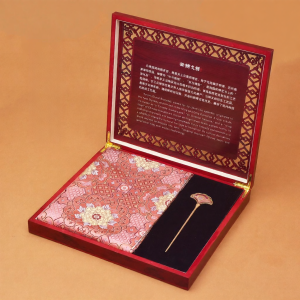 Bộ Quà Tặng Kèm Khăn Choàng và Kẹp Tóc Brocade Di Sản Văn Hóa Phi Vật Thể Nanjing