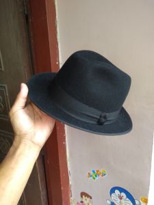 Topi Laken standar klasik