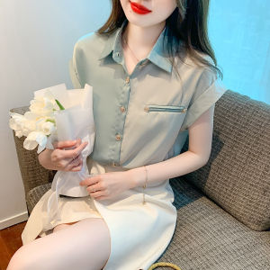 AMMIN แฟชั่นใหม่ฤดูร้อนเสื้อชีฟองคอปกแบบปะติดสีติดปกแขนสั้นเสื้อทำงานแบบฉบับภาษาเกาหลีของผู้หญิงเสื้อมีกระเป๋าปลอมดีไซน์แบบเย็บติดด้วยลูกปัดเสื้อเบลาส์แขนแร็กแลนหรูหรา