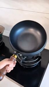 24cm กะทะ กระทะเหล็ก ไม่เคลือบ ไม่ติด กระทะนอนสติ๊กมือตอกโดยไม่ต้องเคลือบผัดกระทะสําหรับโรงแรม  กระทะนอนสติ๊กมือตอกโดยไม่ต้องเคลือบผัดกระทะสําหรับโรงแรม หม้อท้องใหญ่ 24 ซม. (ไม่มีฝาปิด)