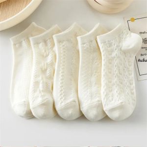 ถุงเท้าหลอดสั้นสีขาวระบายอากาศได้ 5/10 คู่อเนกประสงค์สําหรับฤดูใบไม้ผลิและฤดูร้อนถุงเท้าเรือตาข่ายบางสําหรับผู้หญิงสตั๊ดขายส่ง