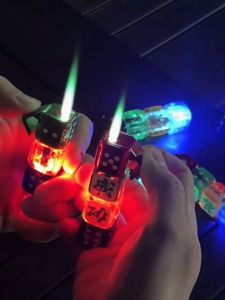 Bật Lửa Hộp Quẹt Khè Gas N-111 Hình 4 Viên Xúc Xắc Xí Ngầu Lộ Thiên Khò 1 Tia Xanh Cực Đẹp