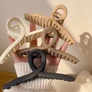 กิ๊บหนีบผมคละสี ที่หนีบผม แฟชั่นเกาหลี สไตล์มินิมอล สีด้าน ขนาดใหญ่ 13 CM. ทำได้หลายแบบ หลายทรง คุณภาพดี ราคาต่อ 1 ชิ้น คละสี