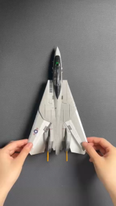 Đồ chơi mô hình máy bay chiến đấu F-14 bằng hợp kim có nhạc đèn kèm chân đế 6 tên lửa phóng