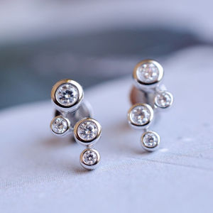 Huitan Tối Giản Bạc Bông Tai Nữ Tròn Đính Đá Cubic Zirconia Trang Sức Thời Trang Thấp Khí Cứu Hình Học Tai Trang Sức