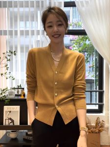 เสื้อสเวตเตอร์ถักคอวีแขนยาวทรงสลิมฟิตสำหรับผู้หญิง ฤดูใบไม้ร่วง 2025 เสื้อคาร์ดิแกนเปิดไหล่ทรงเข้ารูป ทรงพอดีตัว คอกลม ปกติ