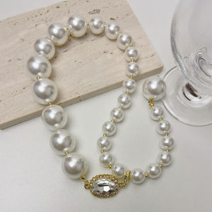 Zhang Yuan Ying French Style Hepburn Large White Pearl Necklace Versatile Chocker Clavicle Chain Geometric Pattern Womens Jewelry