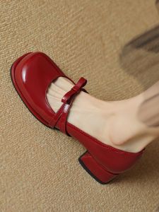 รองเท้า Mary Janes ส้นเตี้ยสีแดงวินเทจสไตล์นางฟ้าสำหรับผู้หญิงไซส์เล็ก รองเท้าแฟชั่นฤดูใบไม้ผลิ รองเท้าสวมแบบหัวเหลี่ยม