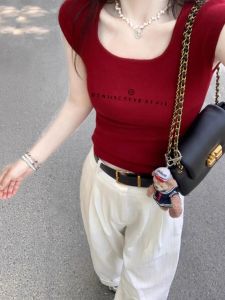 เสื้อยืดคอกว้างแขนสั้นทรงสลิมฟิตสำหรับผู้หญิงในช่วงฤดูร้อน เสื้อยืดคอกว้างลายตัวอักษรสีแดง ดีไซน์เก๋ไก๋สำหรับสาวๆ