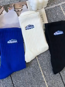 ถุงเท้ากีฬา ถุงเท้าข้อกลาง ระบายอากาศ ดูดซับเหงื่อ คุณภาพสูง เหมาะสำหรับเล่นกีฬาหรือพักผ่อนหย่อนใจ 3 สี