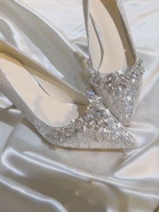 รองเท้าแต่งงานสไตล์ฝรั่งเศสสีเงินประกาย เลื่อม รองเท้าส้นสูงแบบสวม เรียบหรู รองเท้าเจ้าสาว ทันสมัย สไตล์มินิมอล ชิค รองเท้า