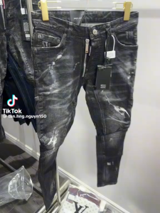 Quần jean đen rách với họa tiết sơn trắng thiết kế cổ điển chất liệu denim phù hợp cho phong cách thời trang đường phố.