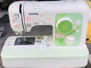 brother heavy duty sewing machine push button operate very easy to use pwding pwdi sa nga baguhan beginners & expert at pwdi sa khit anong klase n tela like cotton & jeans 110v with free transformer package & accessories like needles etc etc