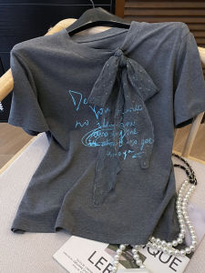 PAIBOLI | เสื้อยืดคอกลมแขนสั้นลายตัวอักษรไซส์ใหญ่สำหรับผู้หญิง สไตล์ฝรั่งเศส สีเทา ผ้าลูกไม้ โบว์ผีเสื้อ แฟชั่นฤดูร้อน