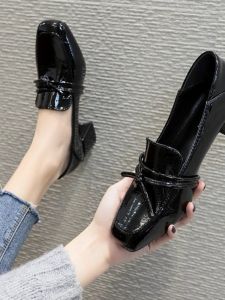 รองเท้าส้นสูงแบบสวมสไตล์เกาหลีสำหรับผู้หญิง ฤดูใบไม้ผลิและฤดูใบไม้ร่วง รองเท้าหนังหัวเหลี่ยมแบบสวมสบายสำหรับผู้หญิง