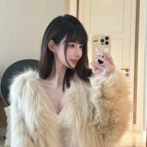 เสื้อโค้ทสั้นขนสัตว์แบบสวมหัวสไตล์ย้อนยุคสำหรับผู้หญิง ฤดูหนาวปี 2023 ขนกระต่ายสีกลางๆ ทรงหลวมๆ ปกติ