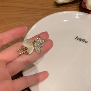 Elegant Small Butterfly Cats Eye Stone Hair Clip Womens 2025 New Fairy Beauty Side Duckbill Hair Accessories Hairpins