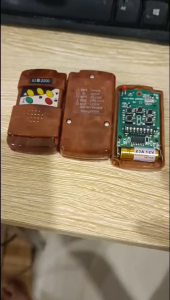 Tay điều khiển cửa cuốn SY2200 mã gạt tần số 330mhz