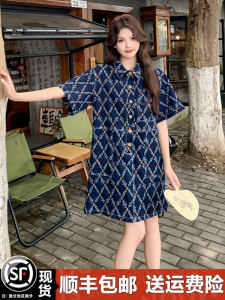 ชุดเดรสยีนส์พิมพ์ลายสุดเก๋สำหรับผู้หญิงในช่วงฤดูร้อน ทรงหลวม สไตล์สตรีท แขนสั้น กระดุม สีกลางๆ ทรงเอ